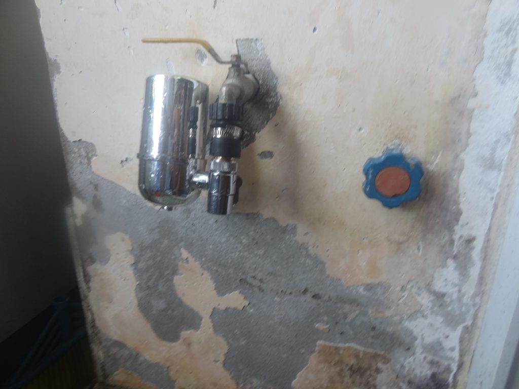 Lọc nước tại vòi gắn tường