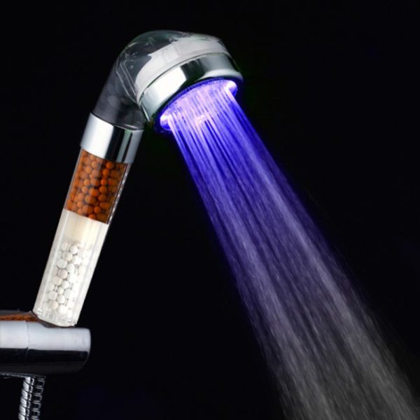 Tắm dưới vòi hoa sen cảm biến nhiệt độ