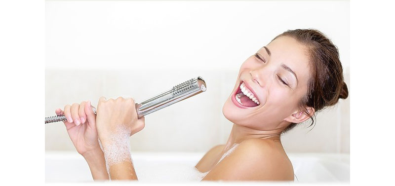 Thói quen tắm vòi hoa sen vừa tắm vừa hát