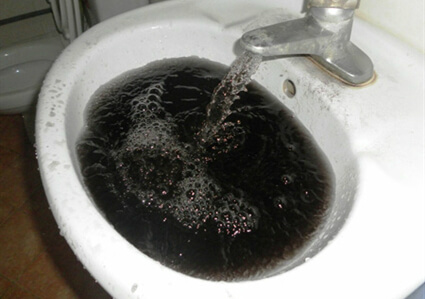 Hiện trạng nước chung cư có những thời điểm đục ngầu.