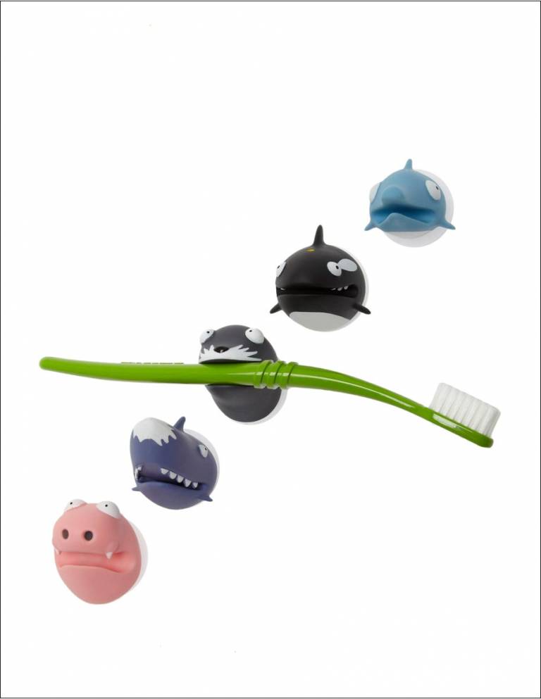Những con vật làm bằng nhựa được thiết kế có chỗ gài bàn chải đánh răng
