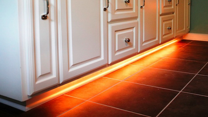 Đèn lắp dưới chân tủ giúp bé không bị ngã