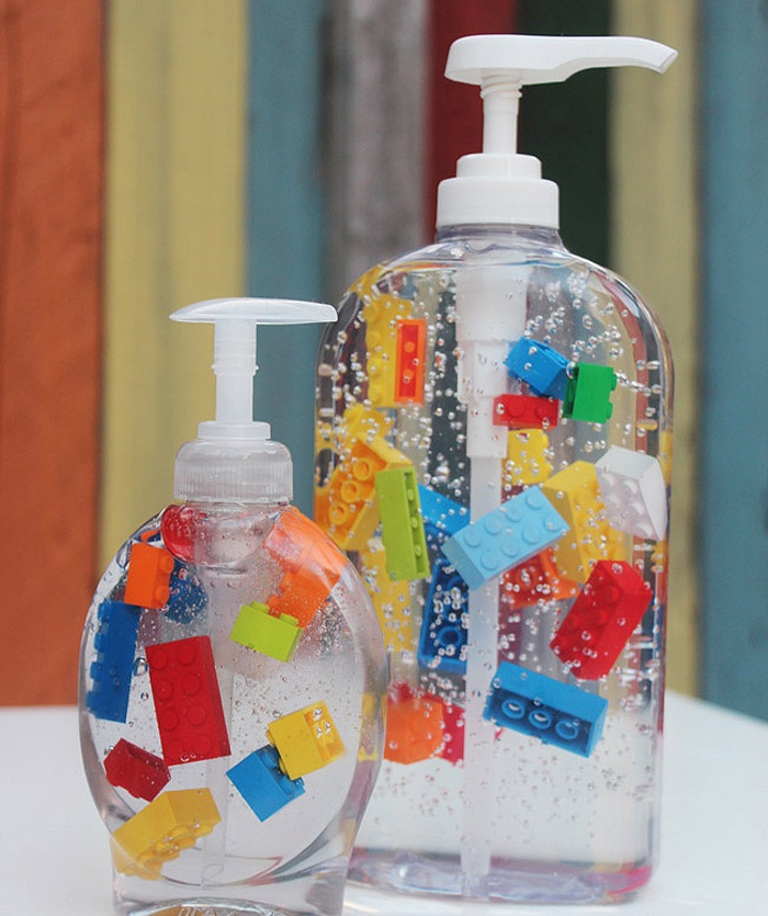 Những chai nước rửa tay có lego