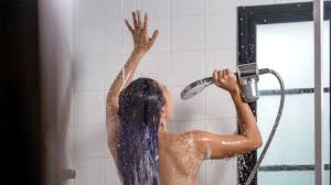 Thói quen tắm vòi hoa sen vừa tắm vừa hát: Tâm hồn nghệ sĩ và sự lạc quan tột độ