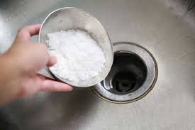 Khử mùi hôi đường ống bằng nước sôi và muối